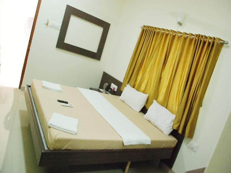 Hotel Pon Amutha Karūr Buitenkant foto